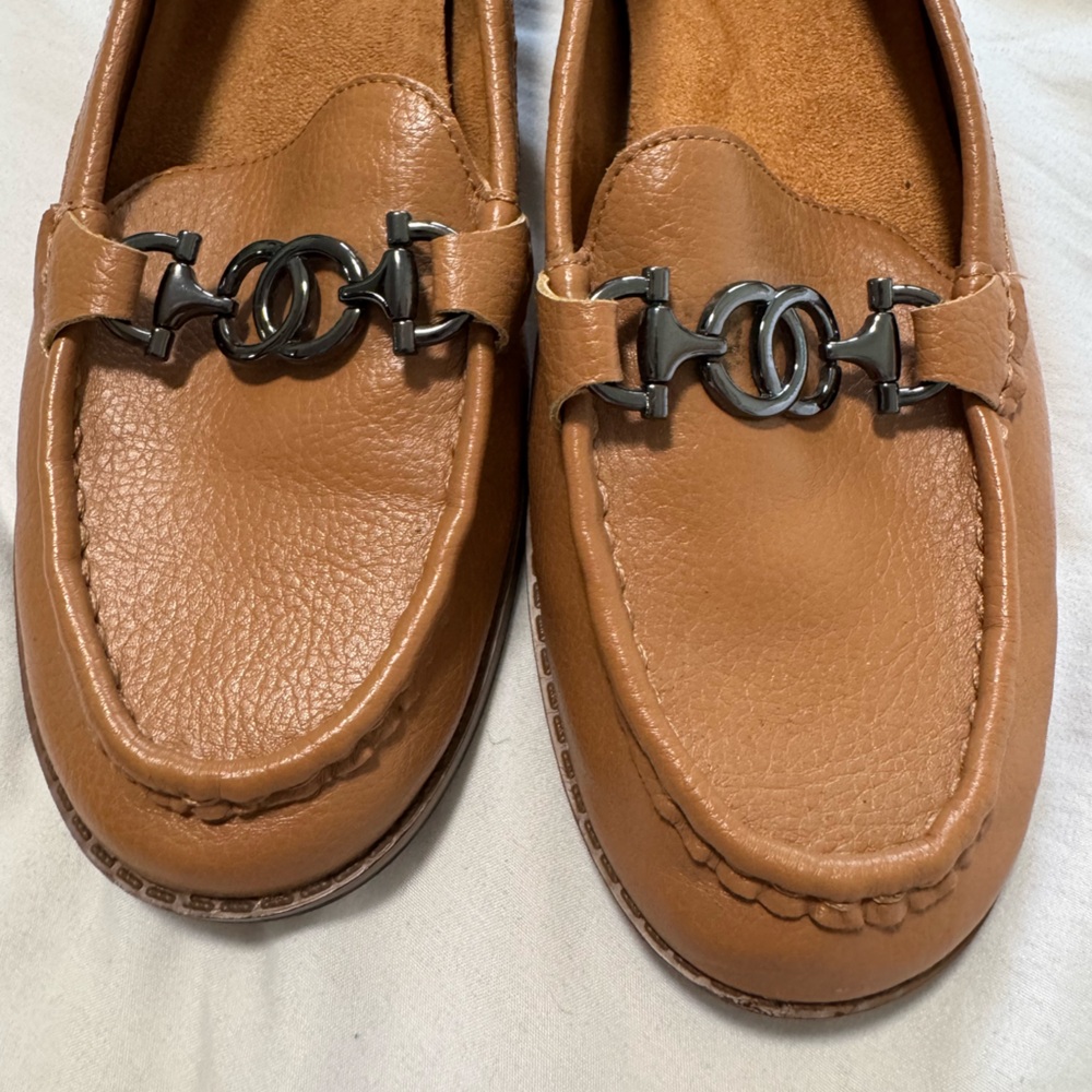 Bandolino Beige Leather Loafers with Metallic Accent